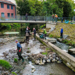 An der Fischtreppe werden angespülte Äste und anderer Unrat entfernt